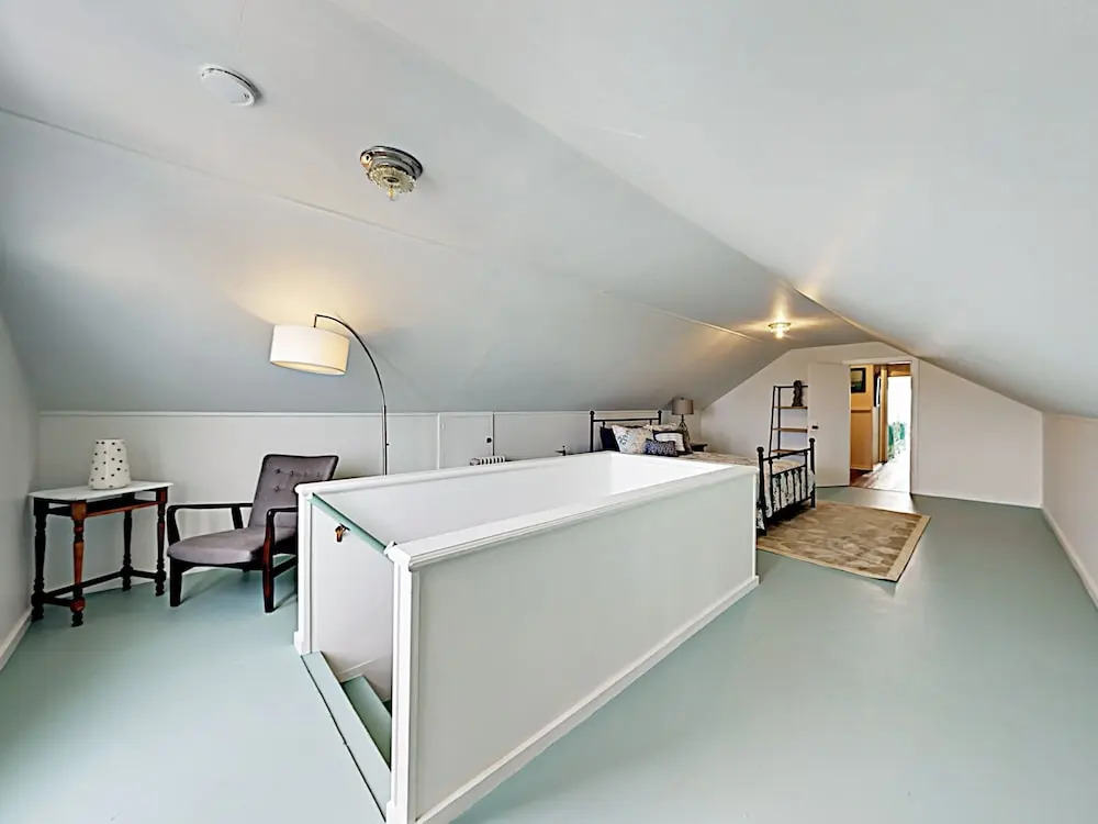 Ocean-View Beach - 6 Br Home