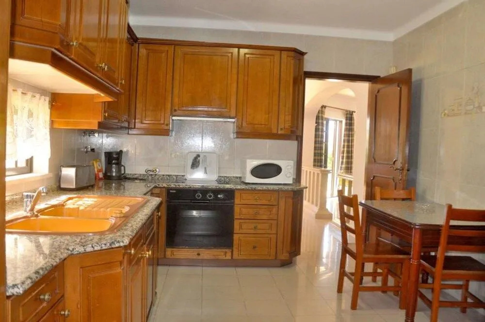 Spacious 4 bedroom villa, private pool, free air conditioning and wifi