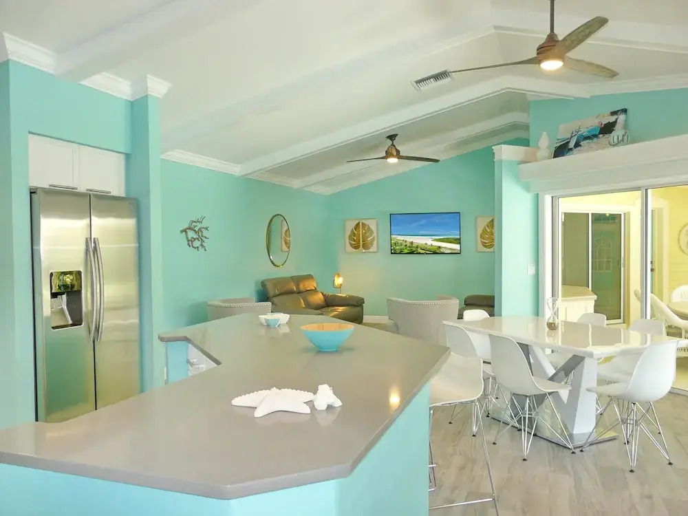 Private home and guesthouse with courtyard, pool and spa