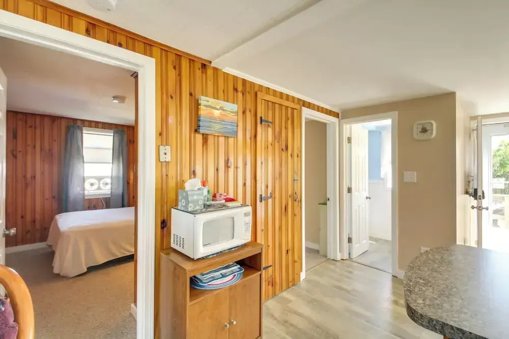 Cozy Hampton Cottage - Walk to Beaches & Marina!