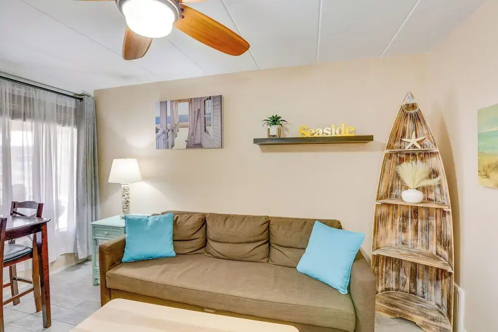 Wildwood Condo w/ Community Pool: Walk to Beach!