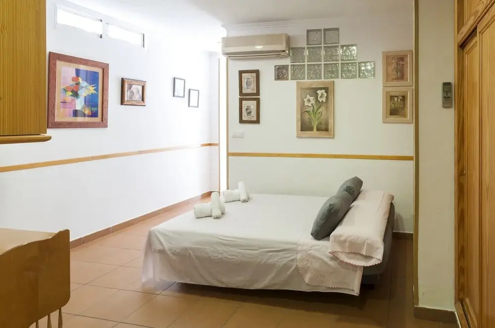 Comtessa in Oliva With 1 Bedrooms and 1 Bathrooms