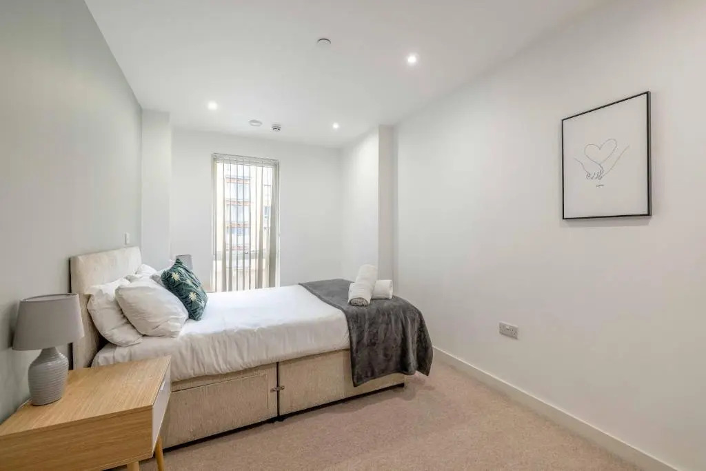 2 Bed at Slough Station & Parking - London in 20 Mins