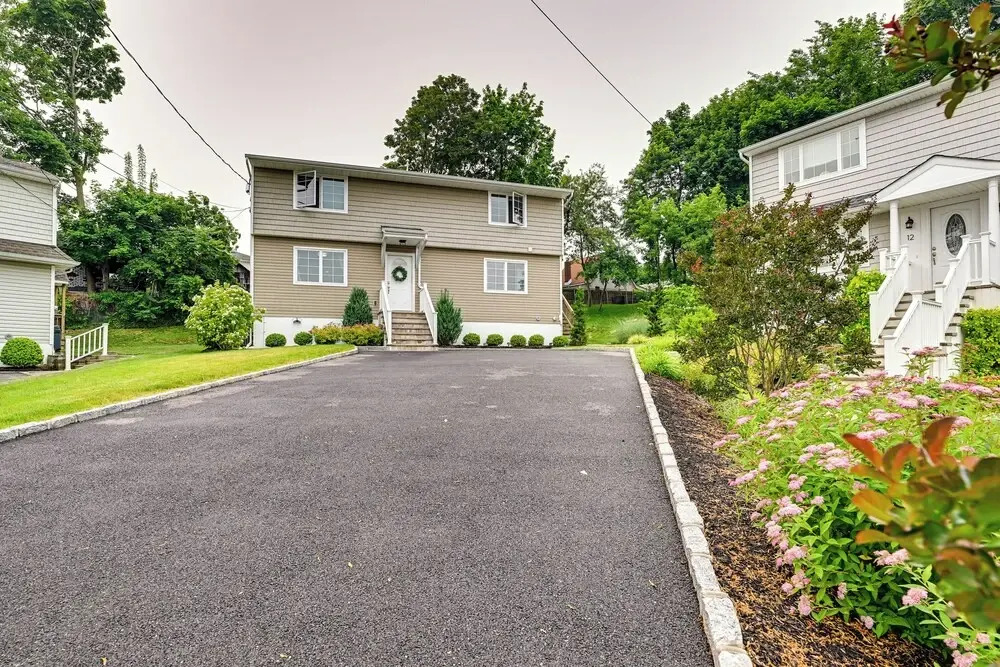 Walk to Shops & Dining: Glen Cove Apt w/ Yard!