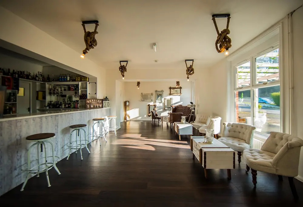 Gray Manor Hotel
