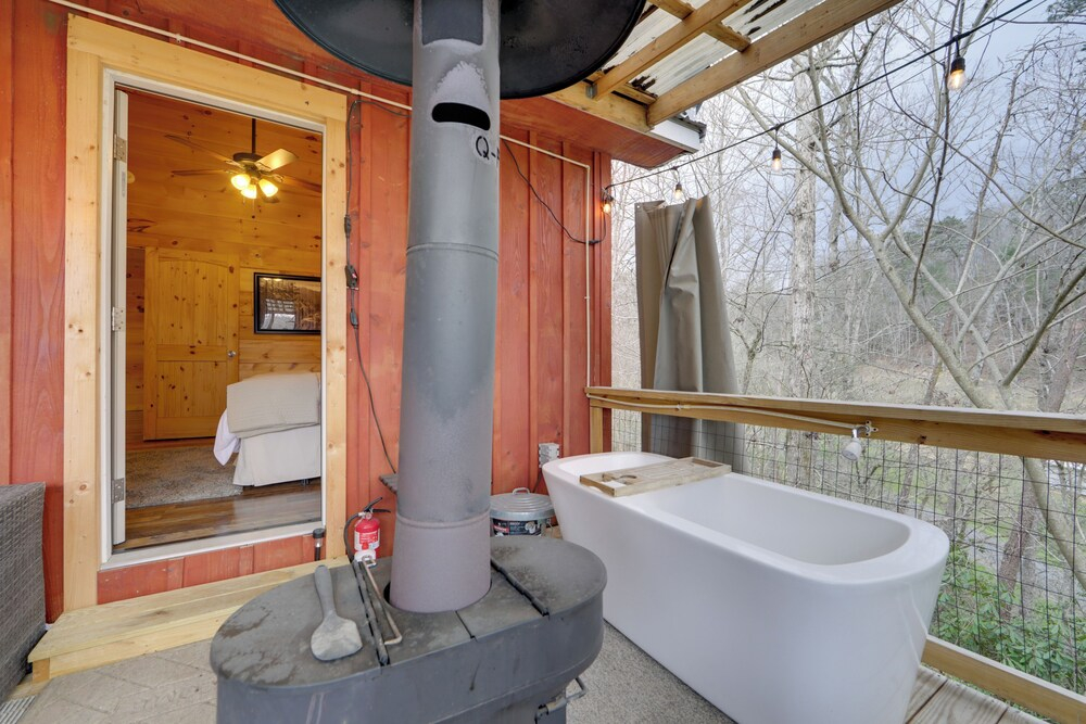 Soaking Tub! Creekside Couples Haven in Cosby