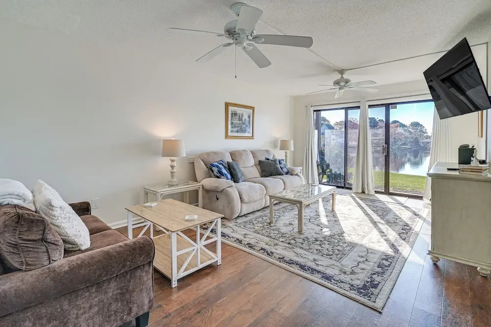 3 Mi to Surfside Beach & Pier: Townhome w/ Balcony