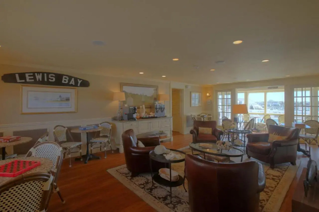 Anchor In Distinctive Waterfront Lodging