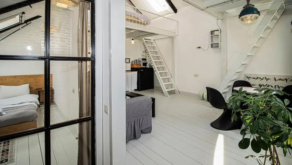 2BR Mezzanine style apartment w Patio