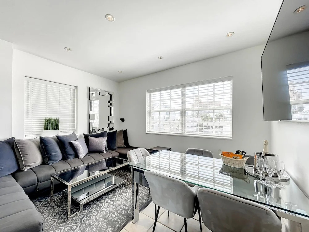 South Beach Bachelor Ette 7BR 4BA - 16 Single Beds
