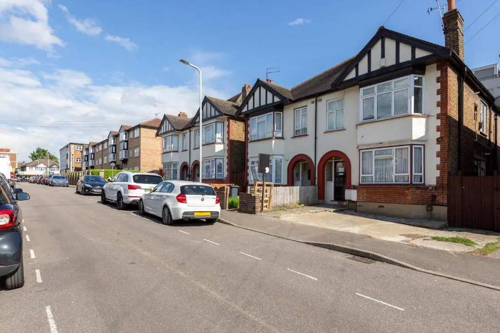 Charming 3-bed Apartment in Romford