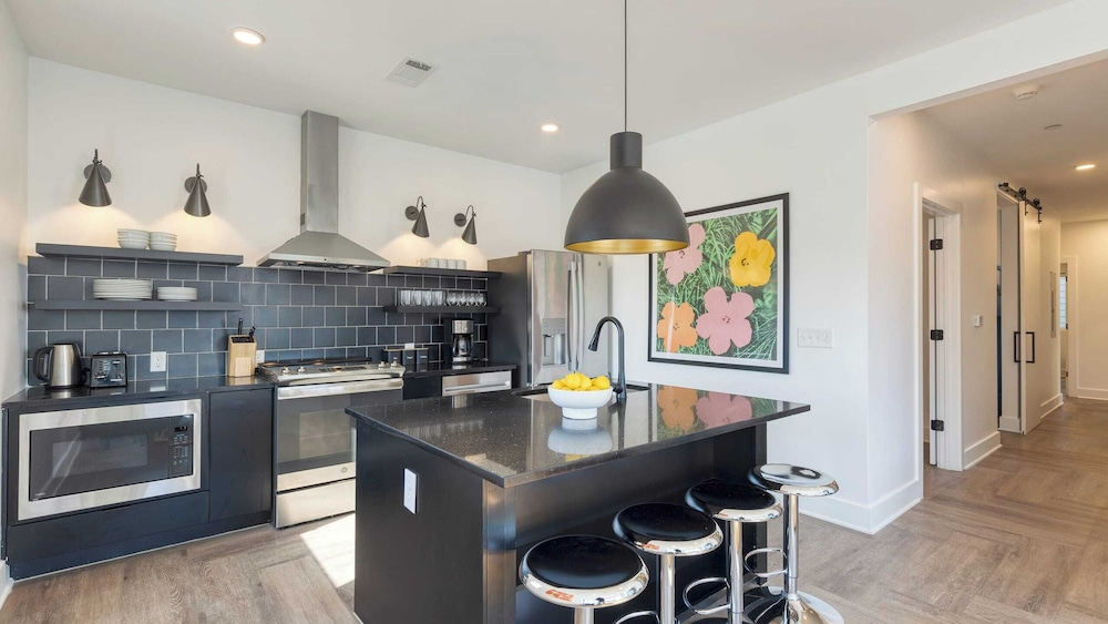 916 Main 12 Unit Buyout - Prvt 2 Floors, Sleeps 88 - Perfect For Group Travel
