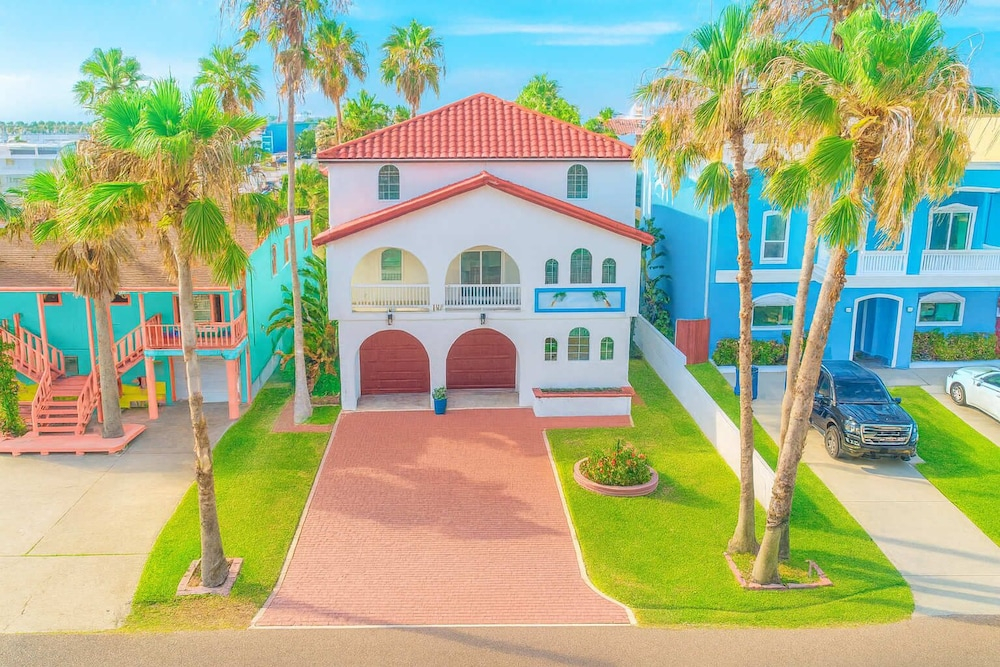 Fun Retro Island Vibe - Sleeps 17 - Beach 1 Block