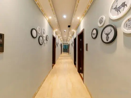 Sweet Fruit Light Luxury Hotel (Haikou Fruit Market Overseas Chinese Middle School Branch)
