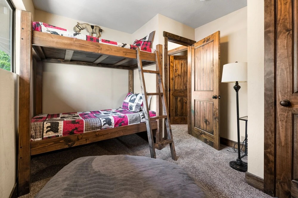 Modern Moonridge Manor - Unique Getaway In The Mountains! Hot Tub! 3 Bedroom Cabin