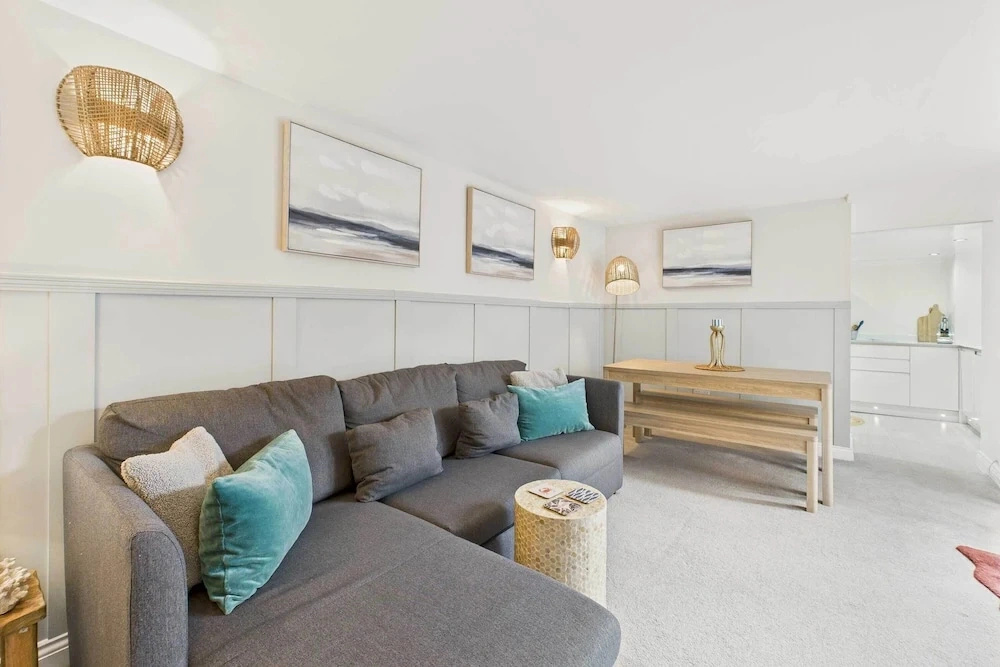 Host Stay Surf Jewel