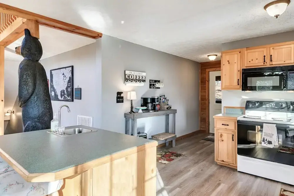 Stunning Cabin w Hot Tub Pool Table Arcades