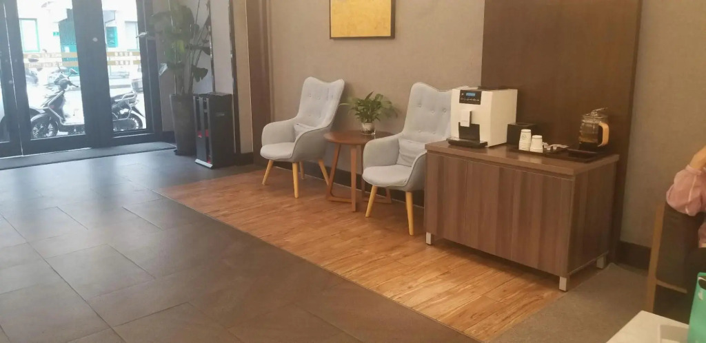 Elegance Life Hotel (Shanghai Jiangsu Road Metro Station)