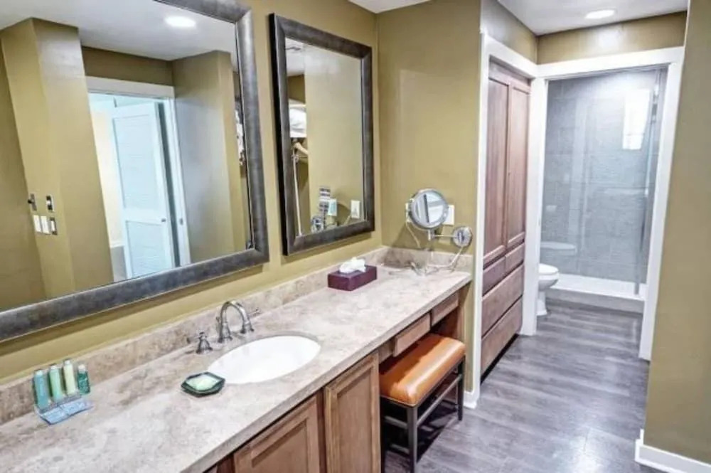 Private One Bedroom Condo on Golf Course, free parking