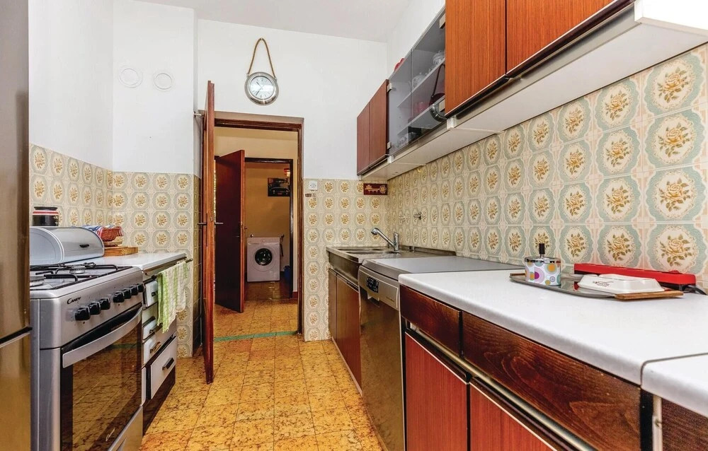 5 Bedroom Awesome Home In Povile