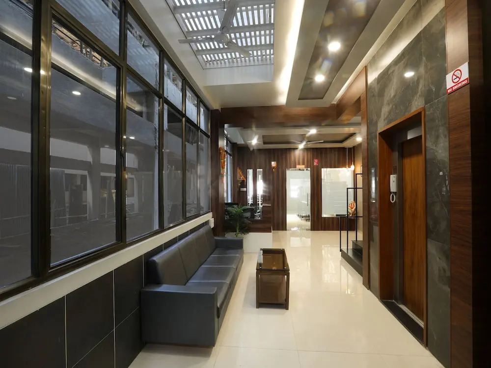 OYO 12844 Sri Sai Suites