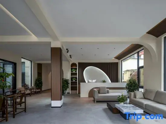 Yunmujing Light Luxury Homestay (Shangri-La Dukezong Ancient City Branch)