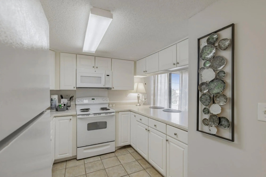 Amazing condo on the whites sands of Gulf Shores with outdoor pool