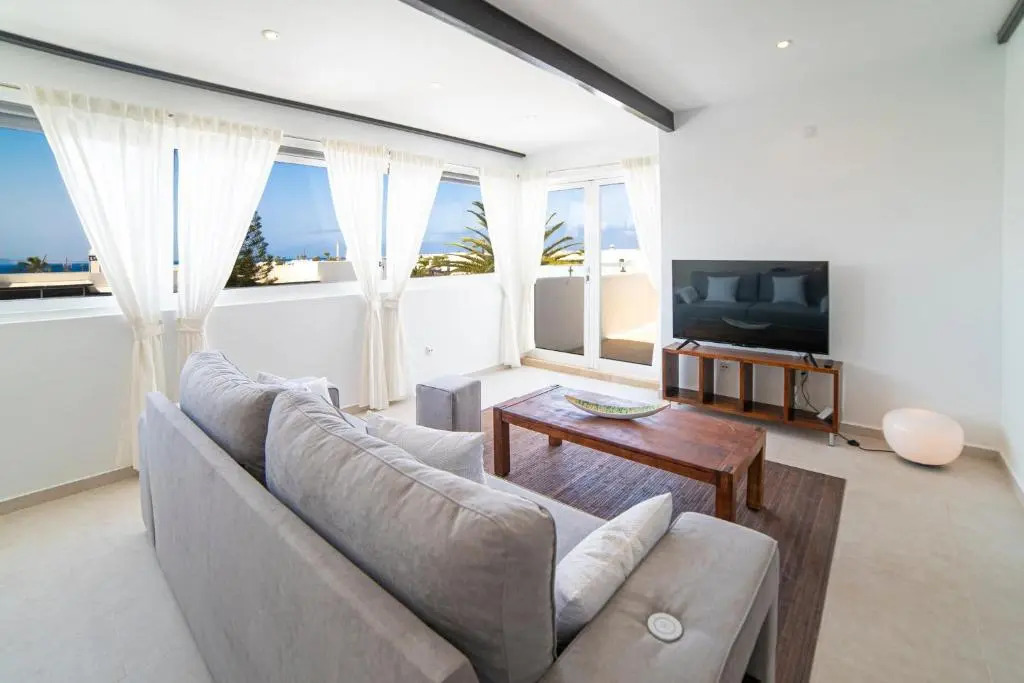 6 Bedroom Luxury Villa 300m from the water front
