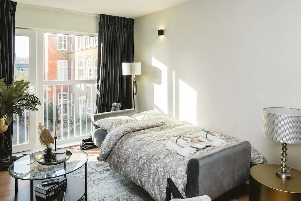 Luxe Living in a 2-bedroom Canary Wharf Haven
