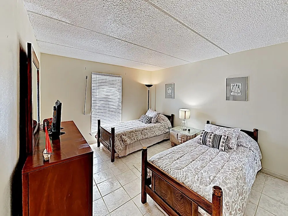 New Listing! Gulf-front W/ Pools & Gym 3 Bedroom Condo