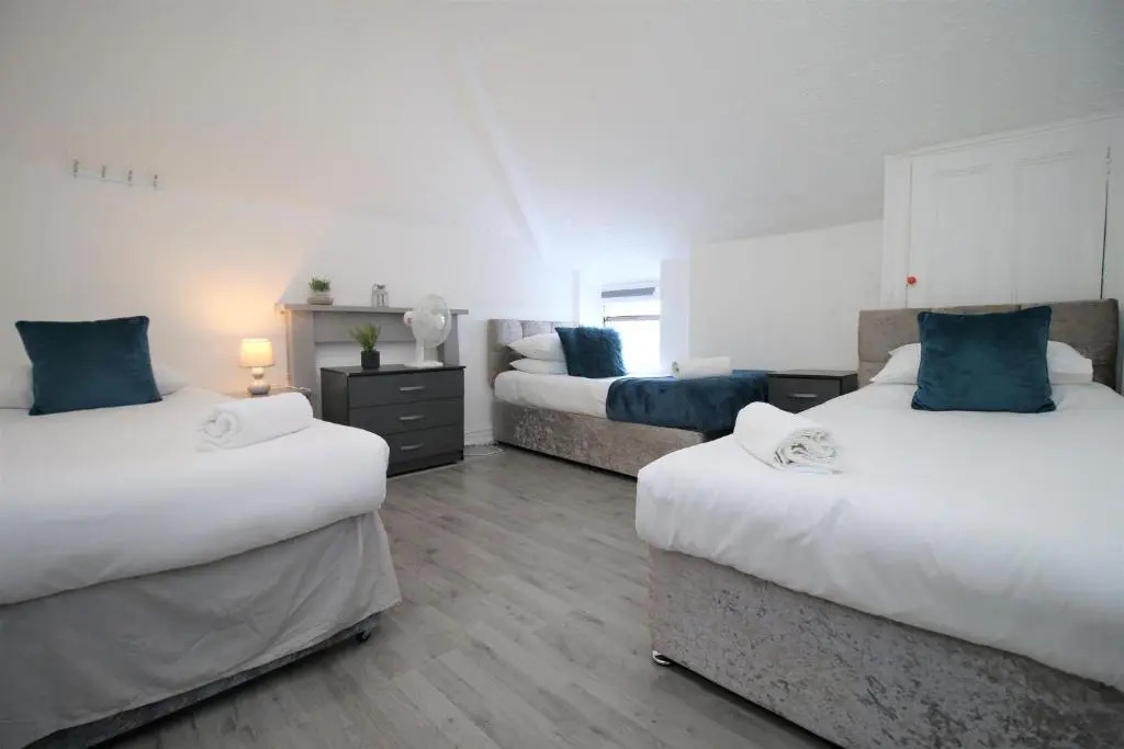 Free Local Parking - Fast WiFi - Sleeps 10 Guests by PROPERTY PROMISE