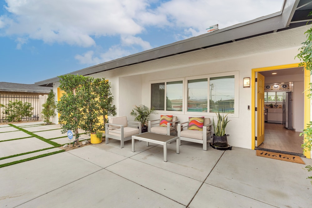 Luxurious Snowbird Haven 3 Mi to Dtwn Palm Springs