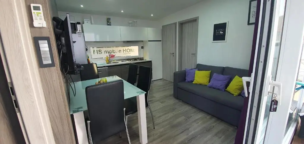 Pirovac Premium Luksuzni Mobile-Home on the beach 6 ležaja satelit tv wifi klima 2 x wc velika terasa full opremljena ljubimci dozvoljeni parkirno mjesto 10m do plaže pogodno za djecu mali obiteljski kamp 100m do centra mjesta