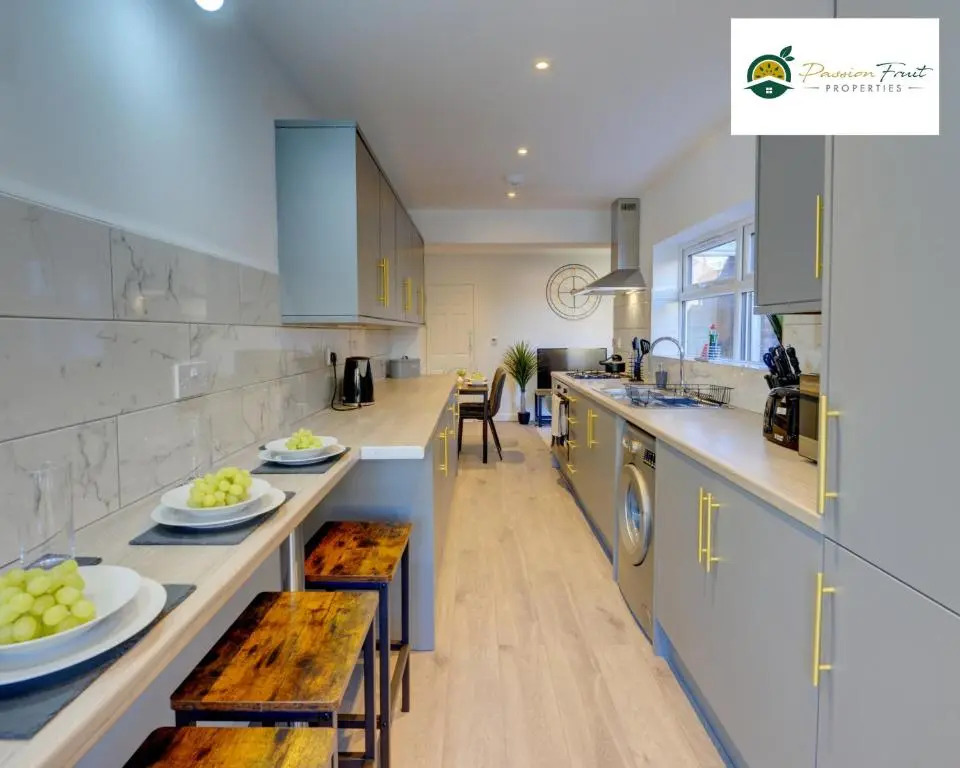 5 Bedroom - 5 Bathroom House By Passionfruitproperties close to Coventry City Centre with Free Wi-fi and garden - 34HRC