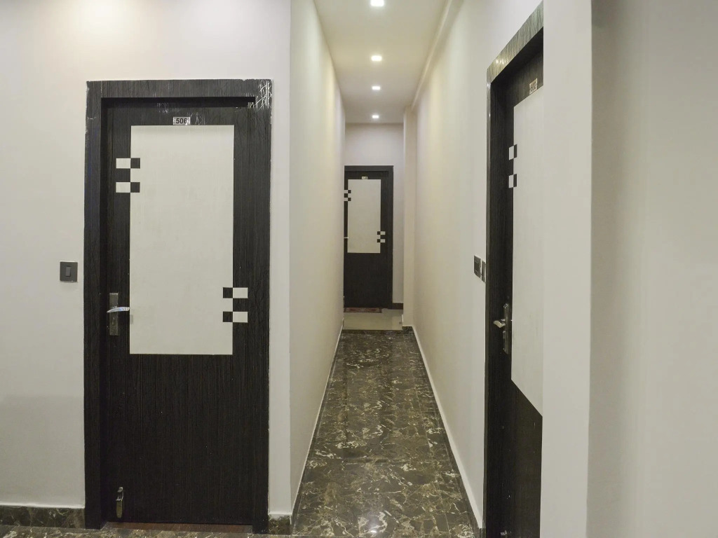 OYO Flagship 3352 Krishna Guest Lines Bagri Market