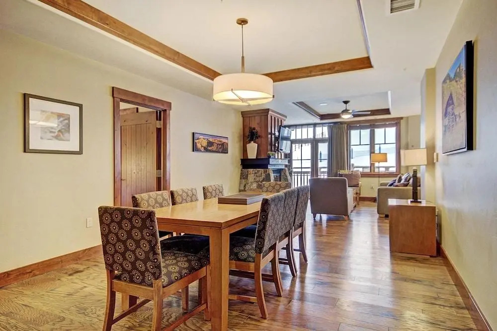 Spacious 4 Bedroom  Steps From Winter Activities Condo by RedAwning