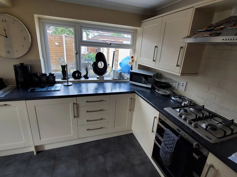 Stylish 3 bed house with Garden Free Parking