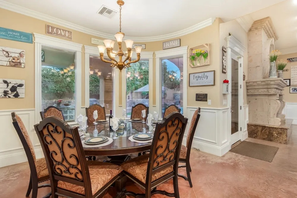 Luxury Home at Red Mountain! Heated Pool, Bocce Court, Firepits! Sleeps 10. Dog Friendly. by RedAwning