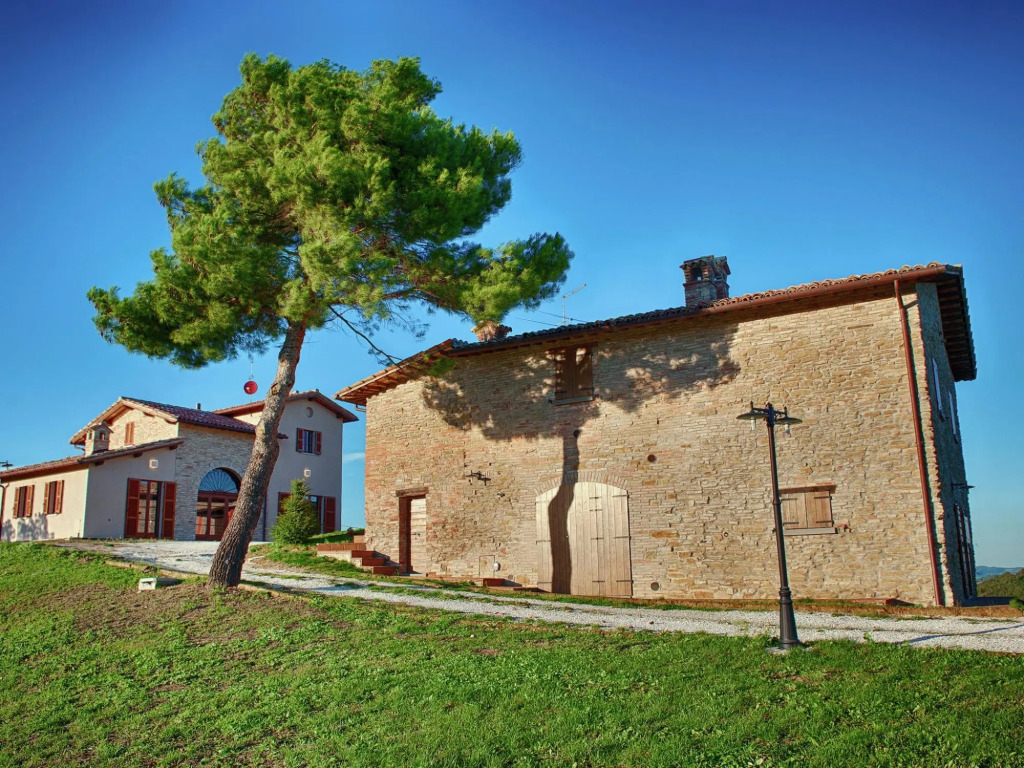Spacious Mansion in Sant'Angelo in Vado with Pool