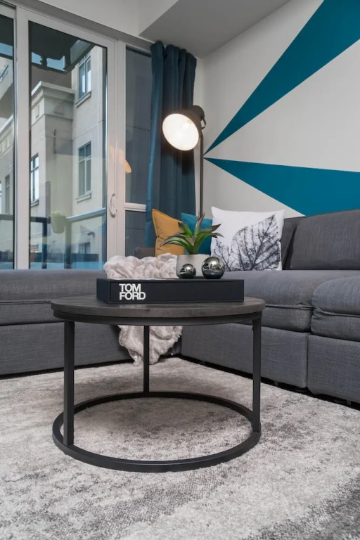 Peter St - Downtown Suite with Balcony