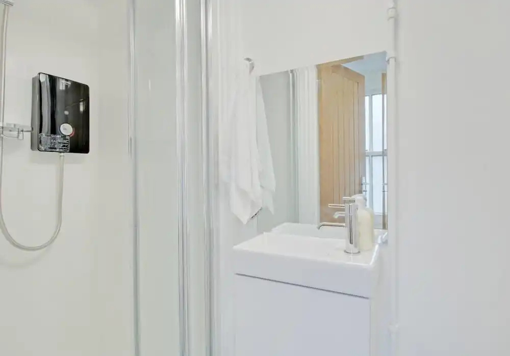 Beside the Seaside Apartment - Sleeps 2 to 4 Guests - Fast Wifi