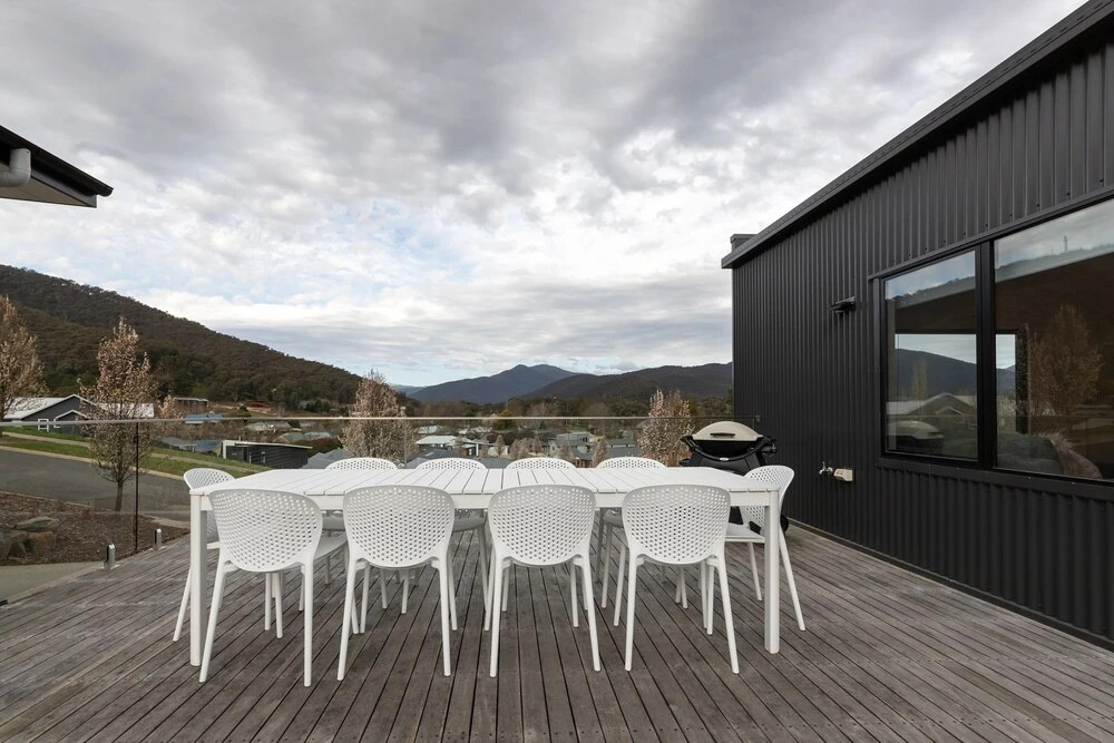 Balcony to Bogong - modern house ten minute stroll to town