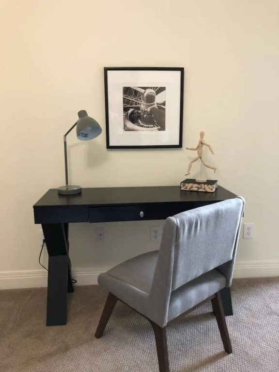 Sophisticated One Bedroom Near Downtown