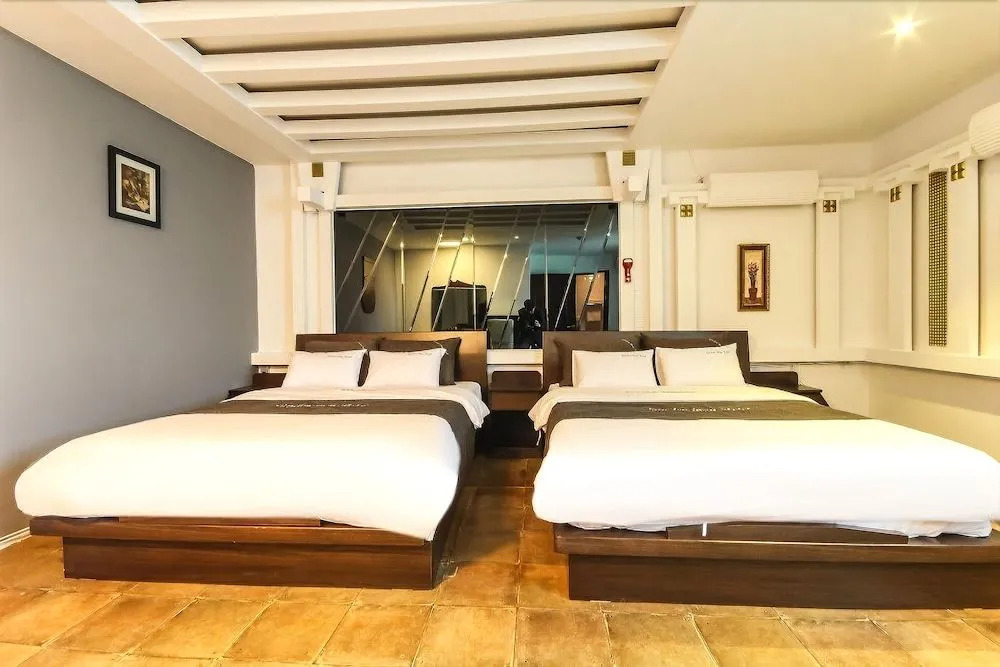 Garden Bay Hotel