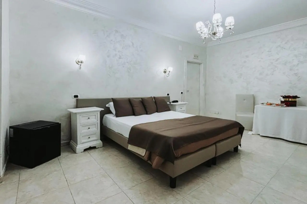 Bee Queen Hotel