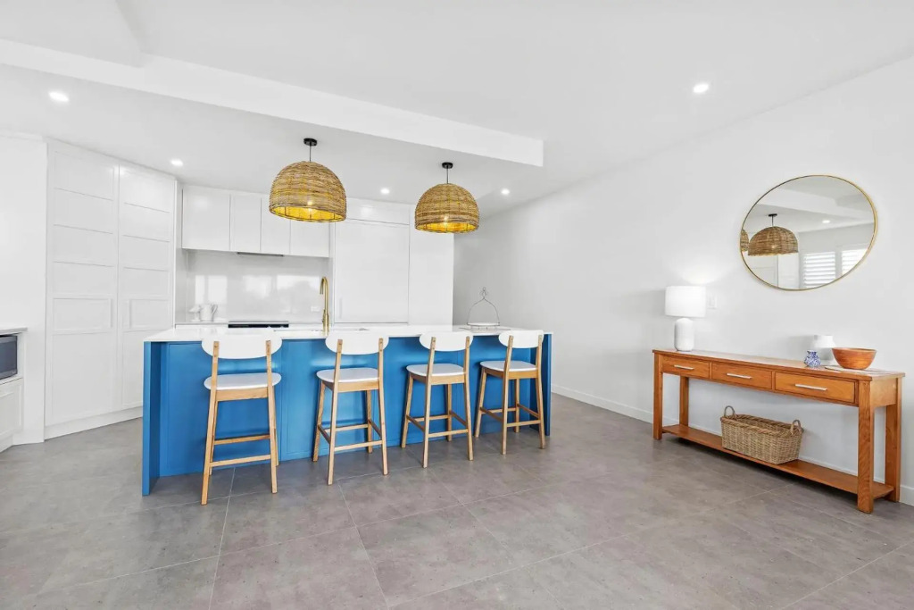 6 Seabreeze Spacious Newly Renovated Apartment with Ocean Views