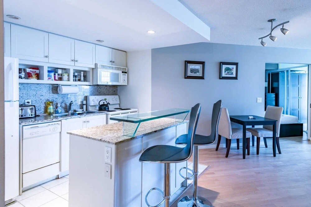 Chic 1 Bed in Heart of Downtown Toronto