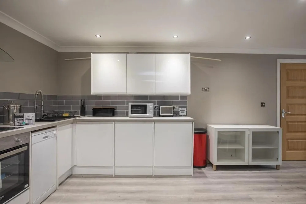 Charming 2-bedroom Apartment in Central Kingston Upon Thames