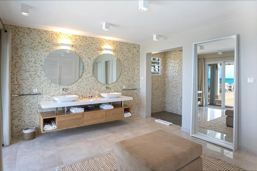 Beachfront Bliss, Pool, AC, Free Wifi, Concierge, Exclusive Terres Basses Location