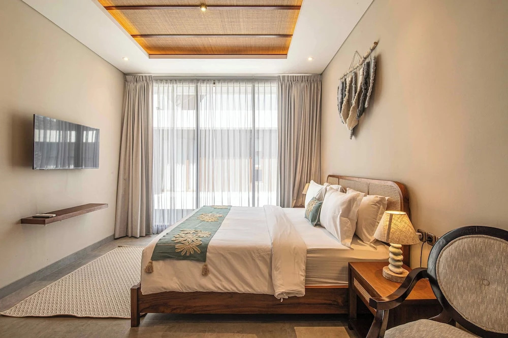 5-br Beach Villa in Canggu Overlooking Rice Fields